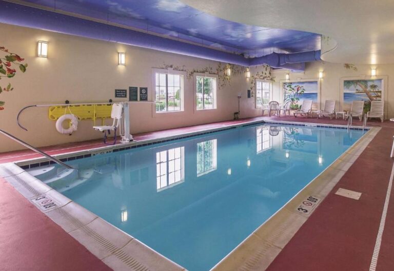 romantic hotels in Bowling Green with hot tub in room 4
