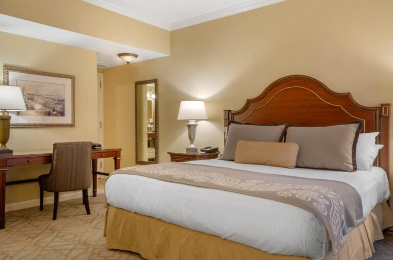 romantic hotels in New Orleans with hot tub in room 4