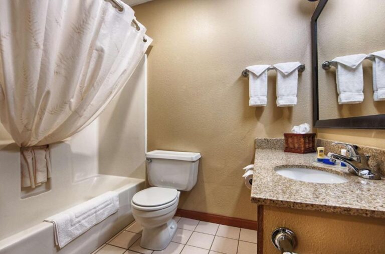 romantic hotels in Sioux City with hot tub in room 4