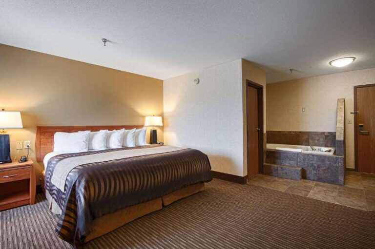 romantic hotels in Sioux City with hot tub in room