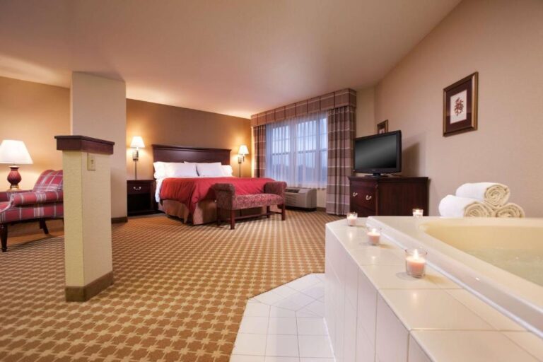 romantic hotels with hot tub in room in West De Moines 2