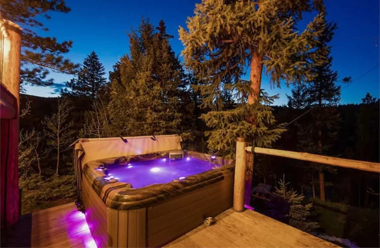 romantic lodge in Fort Collins with private hot tub 3