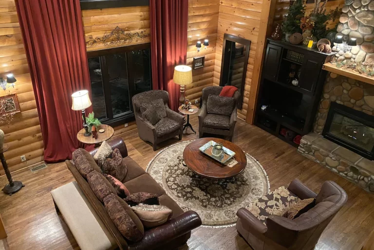rustic lodge with private hot tub in Overland Park