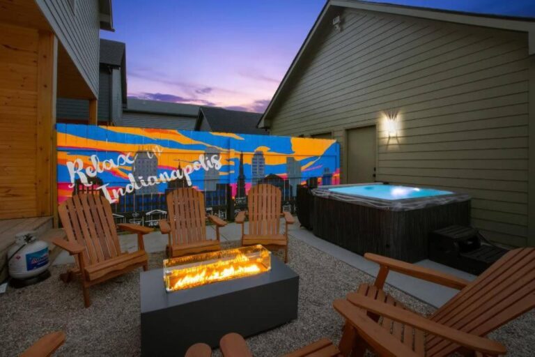 vacation home in Indianapolis with hot tub 4