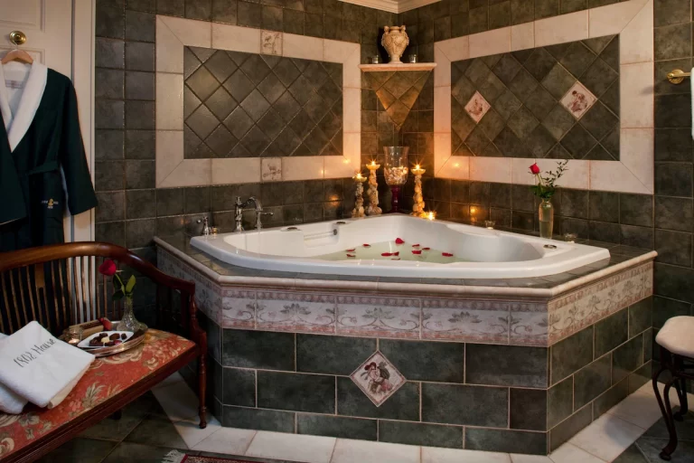 1802 House Bed and Breakfast New England Romantic Spa Tub