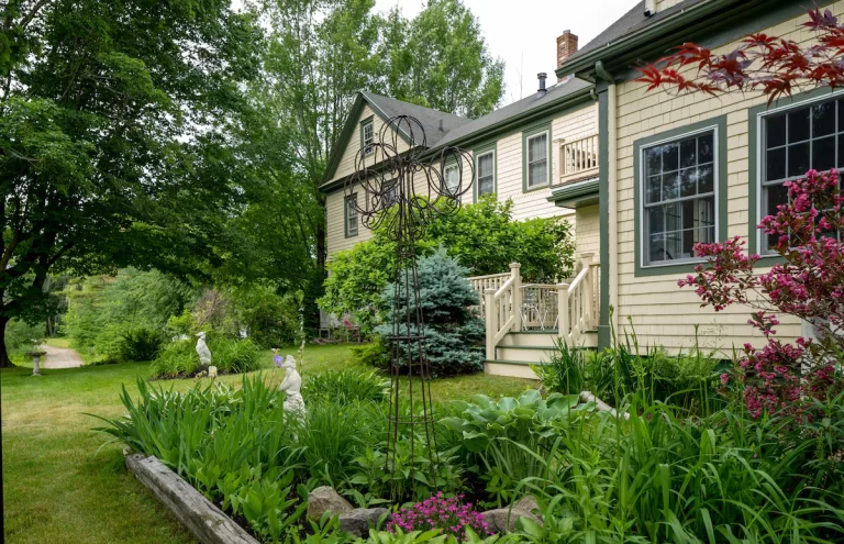 1802 House Bed and Breakfast New England exterior