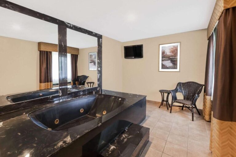 Baymont by Wyndham Grand Rapids Airport - Deluxe King Suite 3