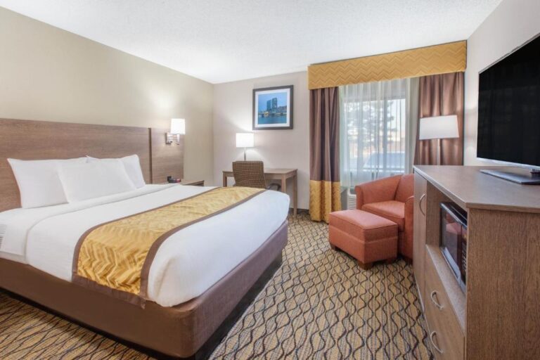 Baymont by Wyndham Grand Rapids Airport - Deluxe King Suite