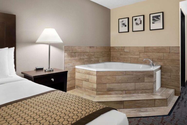Baymont by Wyndham - King Studio Suite with Jacuzzi 3