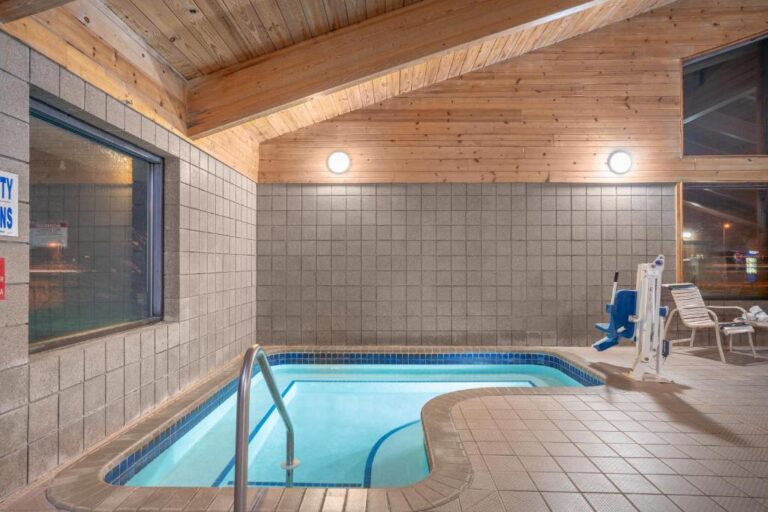 Baymont by Wyndham Lakeville - Hot Tub Area