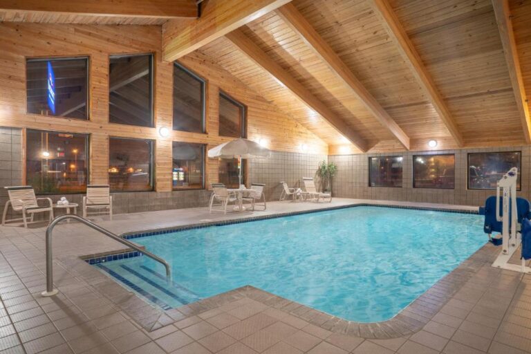 Baymont by Wyndham Lakeville - Pool Area