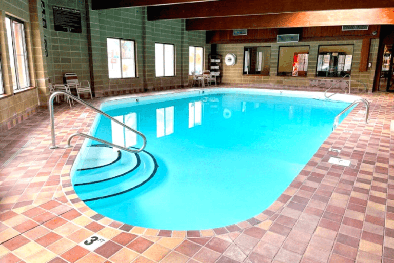 Beartooth Hideaway Inn - Pool Area
