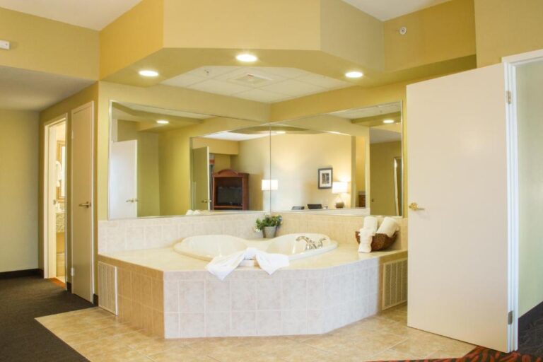 Best Western Executive - King Suite with Spa Bath 4
