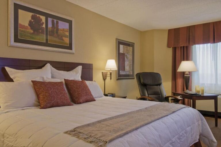 Best Western Plus Dakota Ridge - King Room