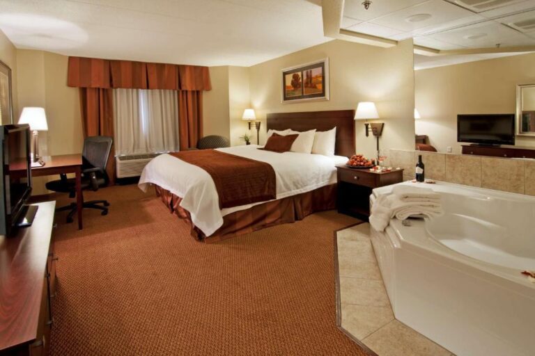 Best Western Plus Dakota Ridge - Room with Hot Tub