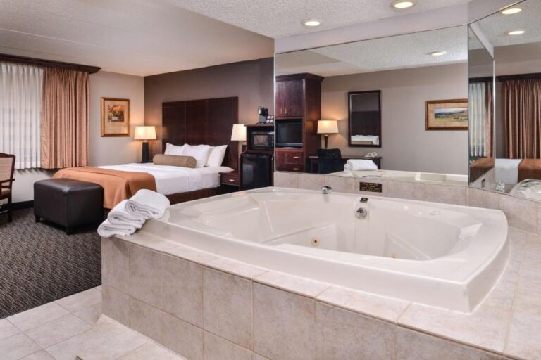 Best Western Plus Kelly Inn - King Suite with Spa Bath and Fireplace