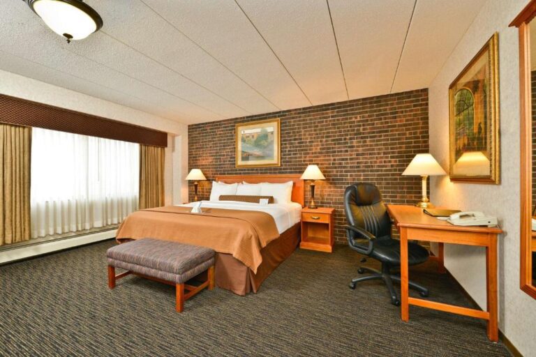 Best Western Plus Kelly Inn - Suite with River View