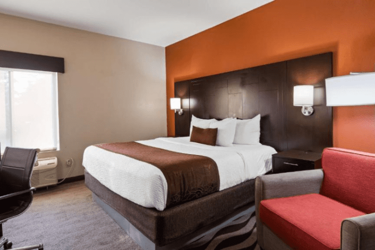 Best Western Plus Lee's Summit Hotel & Suites - Room with Whirlpool Tub 2