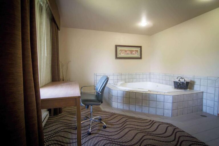 Best Western Plus Riverfront - King Room with Spa Bath