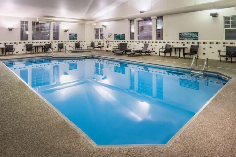 Best Western Plus Riverfront - Pool Area