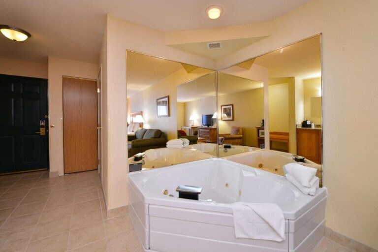 Best Western Plus Spirit Mountain Duluth - King Room with Spa Bath