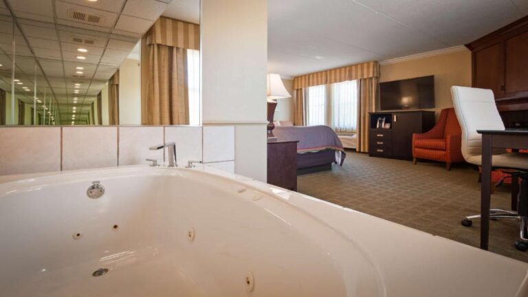 Best Western Plus White Bear - King Suite with Whirlpool