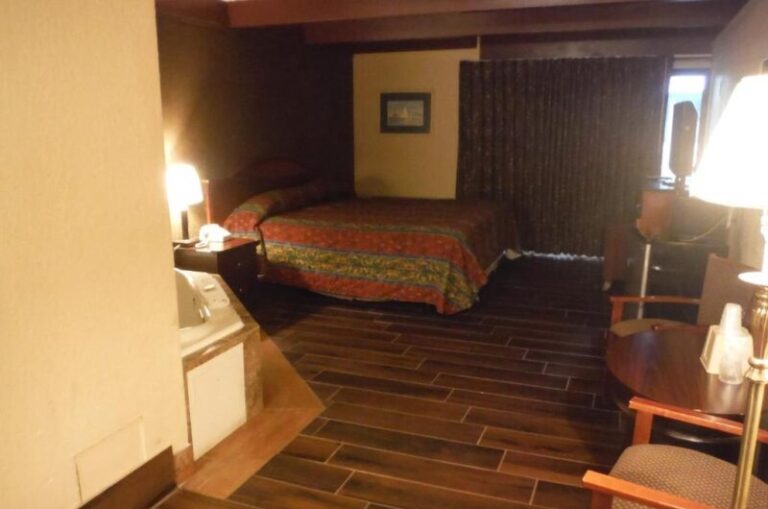 Budgetel Inn & Suites Hotel - King Room with Spa Bath 2