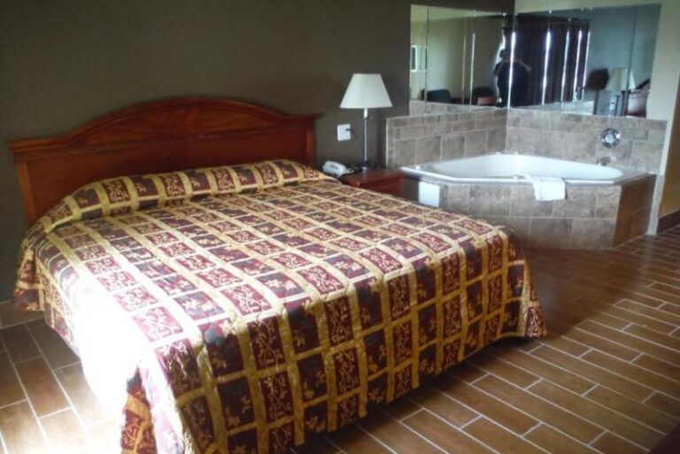 Budgetel Inn & Suites Hotel - King Room with Spa Bath