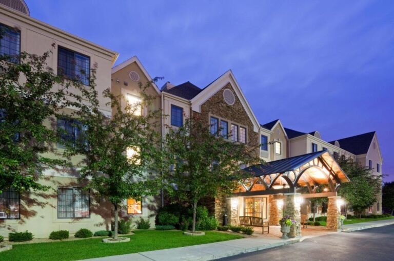 Candlewood Suites Eagan - Front View