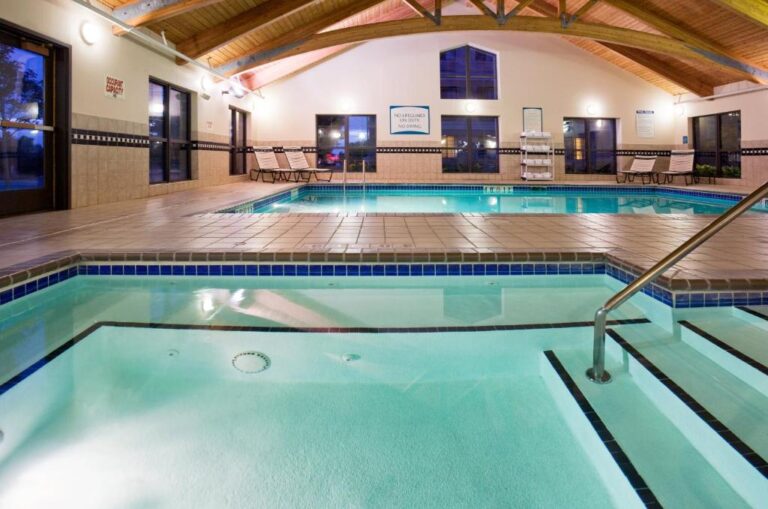 Candlewood Suites Eagan - Pool and Hot Tub View