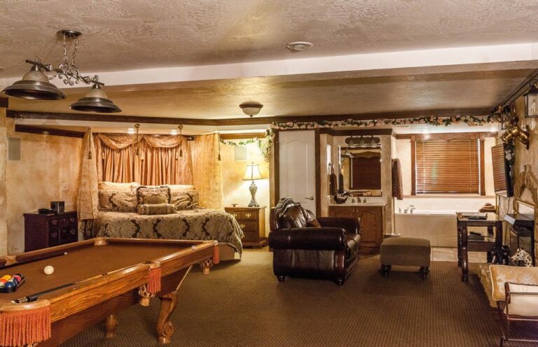 Castle Creek Inn near Salt Lake City suite with billiard