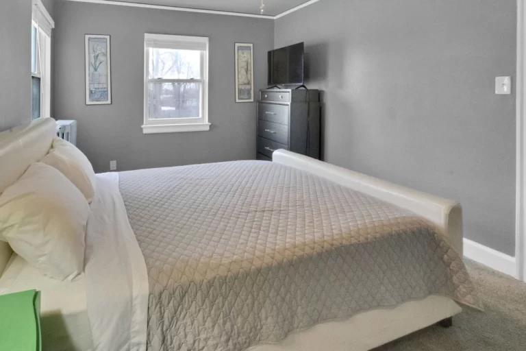 Clean 3BR Duplex - Bedroom