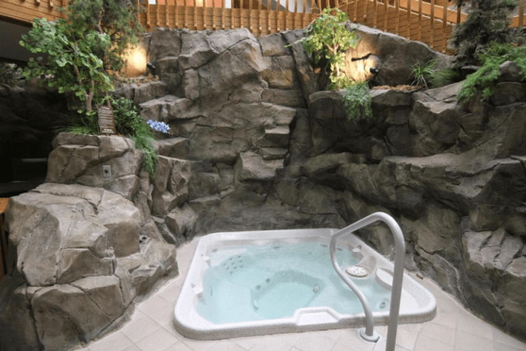 C'mon Inn Billings - Hot Tub Area