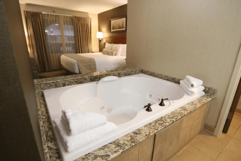 C'mon Inn Billings - Hot Tub Suite