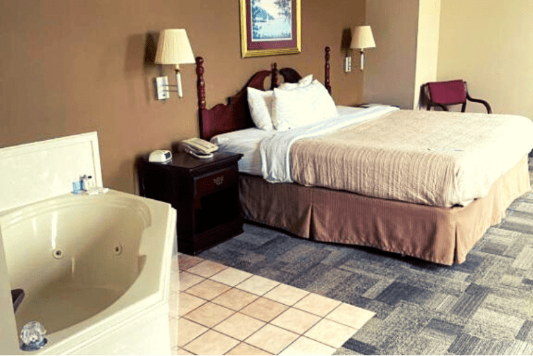 Collins Inn & Suites - King Suite with Spa Tub