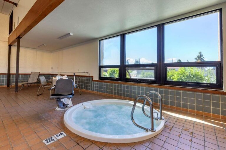 Comfort Inn Butte City - Hot Tub Area