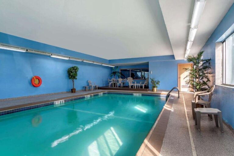 Comfort Inn & Suites - Pool View