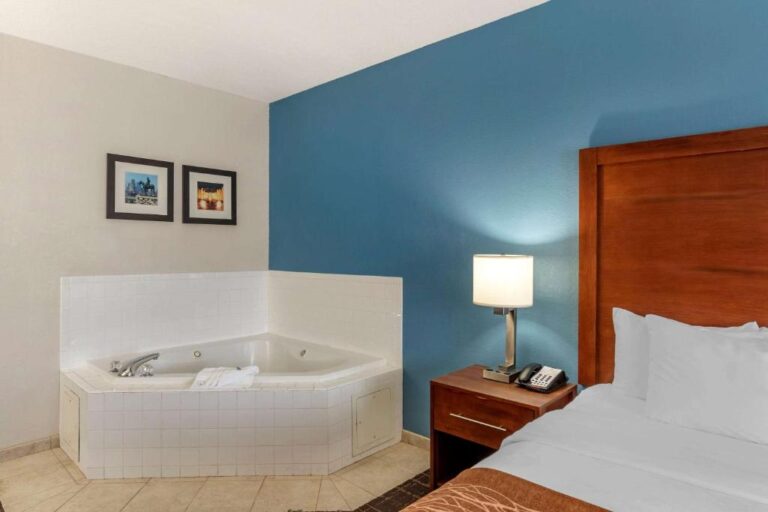 Comfort Inn & Suites - Room with Hot Tub