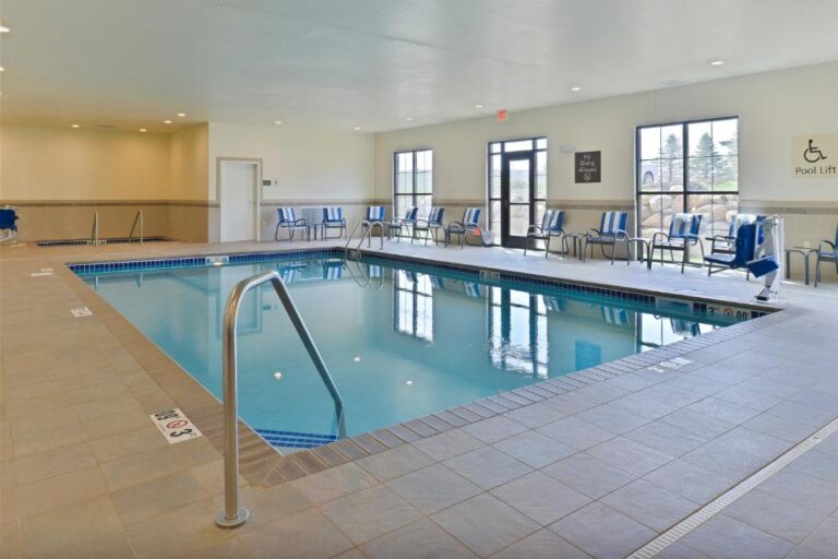Comfort Inn & Suites West - Pool Area
