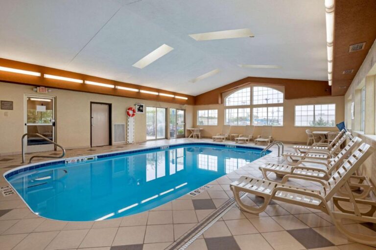 Comfort Suites Columbus indoor pool