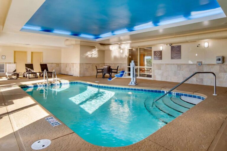 Comfort Suites Gulfport - Pool Area