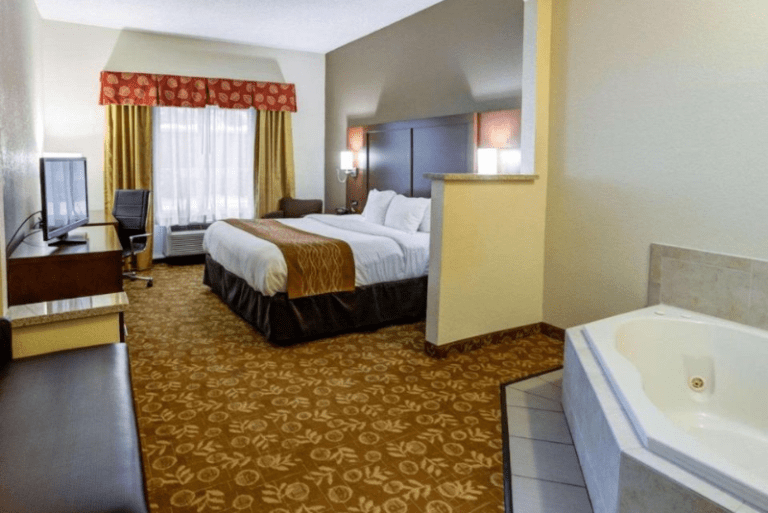 Comfort Suites Kansas City - King Suite with Spa Bath 3