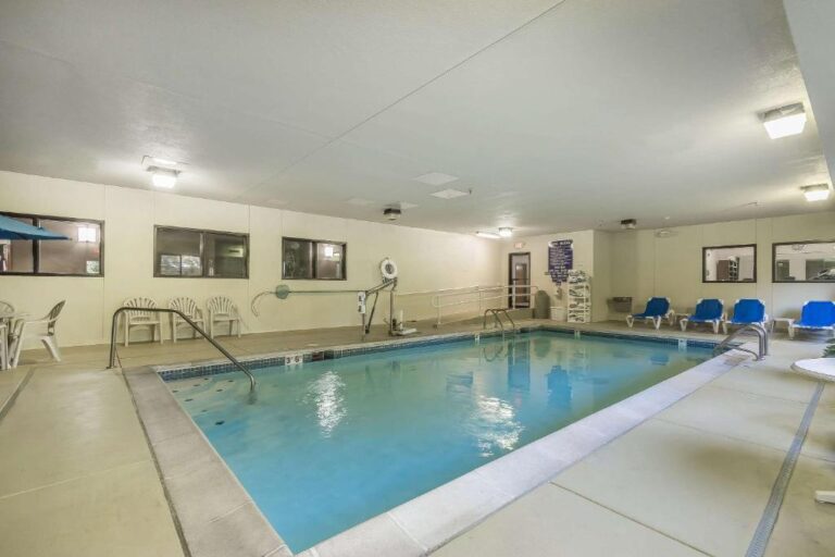 Comfort Suites - Pool Area
