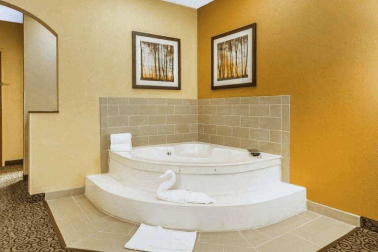 Comfort Suites - Room with Spa Tub