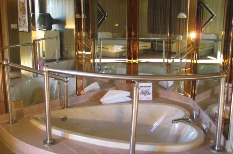 Commack Motor Inn New York hot tub in suite