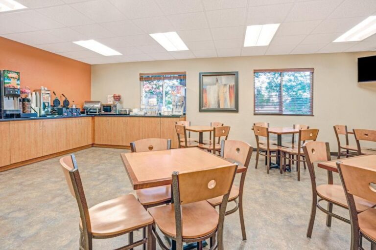 Coratel Inn and Suites - Dining Area