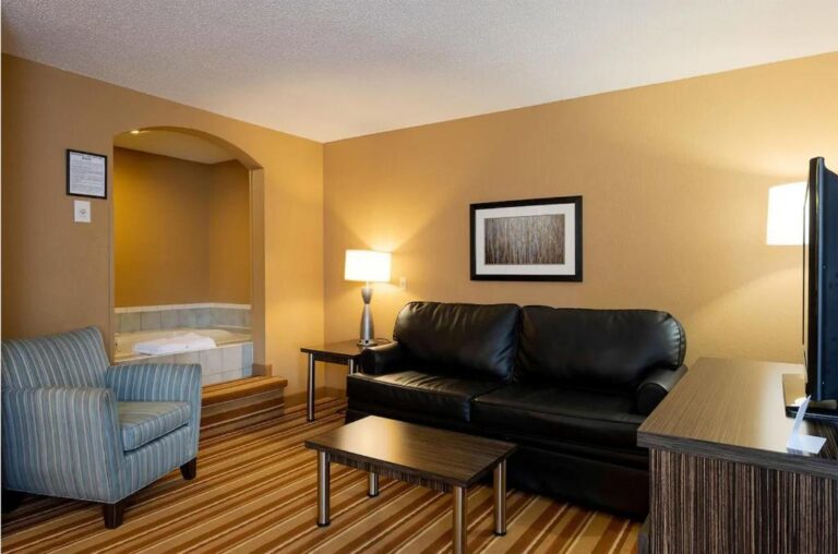Coratel Inn and Suites - King Suite with Spa Bath 3