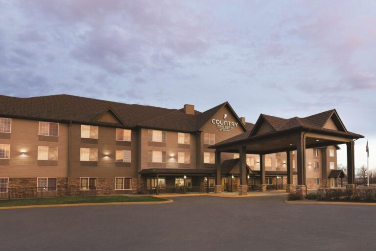 Country Inn & Suites - Front View