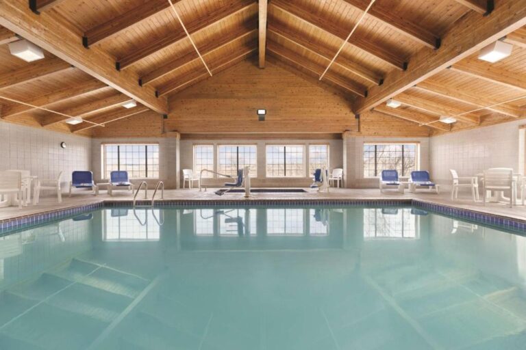 Country Inn & Suites - Pool Area