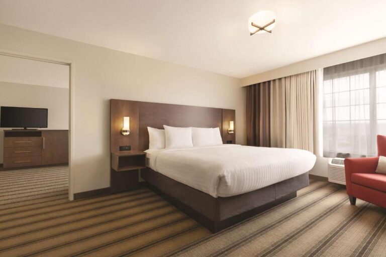 Country Inn & Suites - Premium King Suite with Whirlpool 2